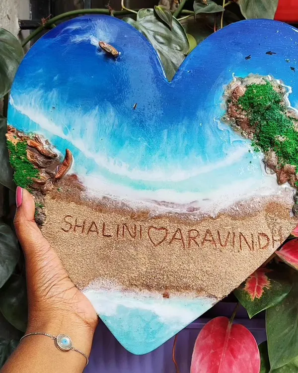 This heart-shaped resin art captures a miniature ocean scene, complete with realistic waves, a sandy shore, and rocky cliffs. I can personalize it by writing names or special dates in the sand, making it a truly unique keepsake for anniversaries, weddings, or just to celebrate love.