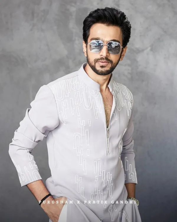 Dressed sharp, looking sharper. Actor Pratik Gandhi owns the moment in my light grey zip-up kurta with modern, geometric embroidery. It's an irresistible blend of elegance and attitude.