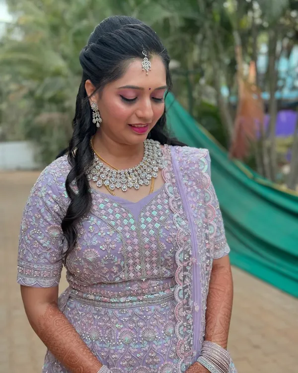For Rashmi's reception, we went for a soft glam look. The focus was on shimmery, bright eyes and a flawless base that complemented her stunning diamond jewelry and intricately embroidered lehenga.