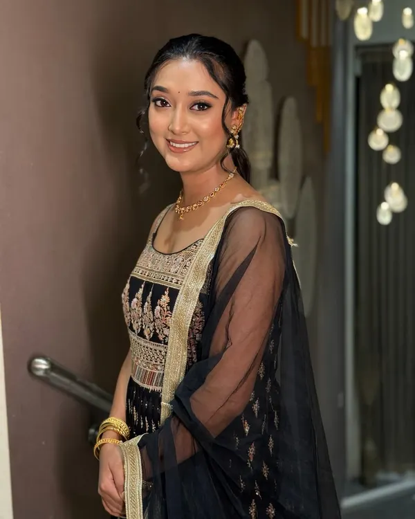 A chic and elegant look for a wedding guest. The client is wearing a beautiful black and gold anarkali. I gave her a soft, glowing makeup look with a simple hairstyle to keep the look sophisticated and timeless.