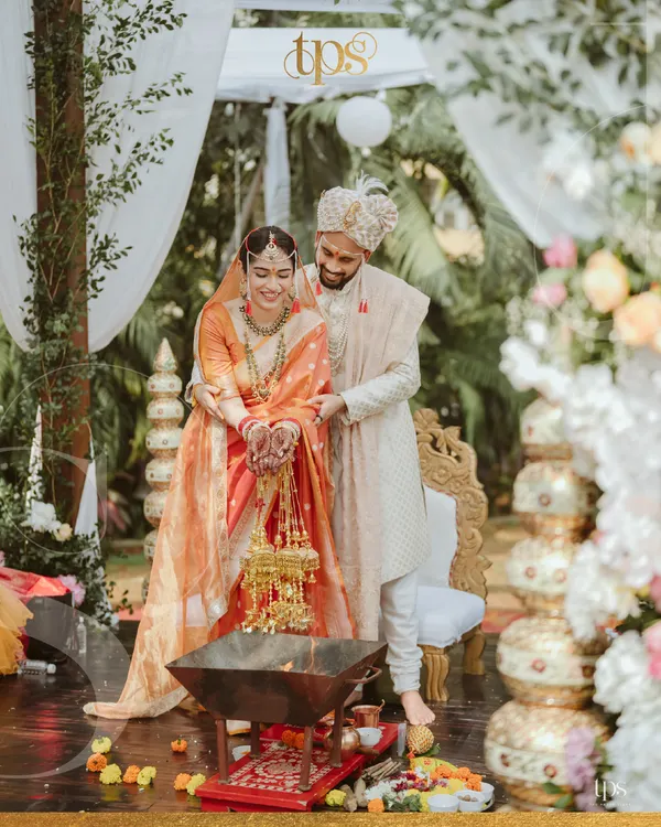 A sacred moment during the Pheras, as the couple makes their offerings to the holy fire. We focus on capturing the reverence and tradition of these rituals in a beautiful, artistic style.
