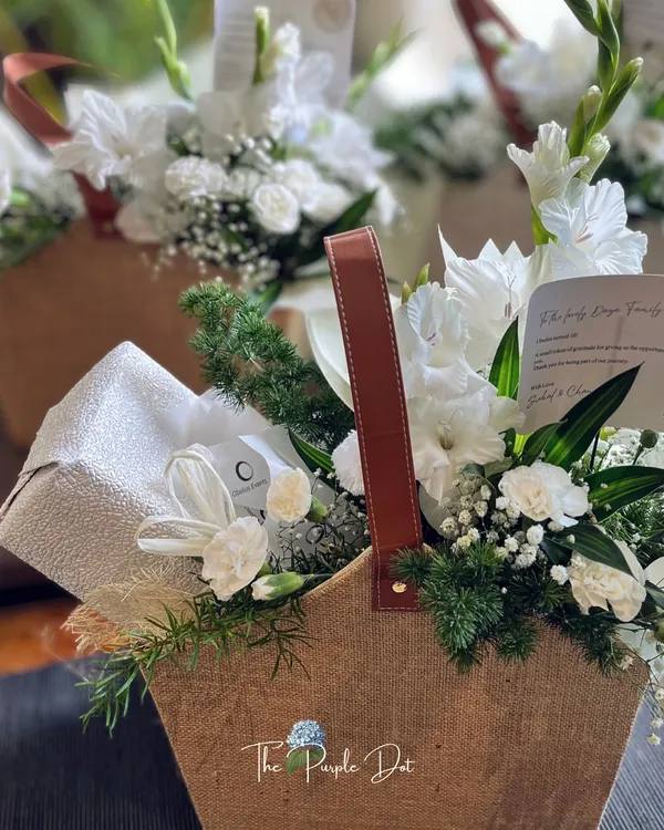 This is what happens when bulk gifting is made personal. Each of these jute baskets was styled with the same care and attention, featuring elegant white florals and a beautifully wrapped gift, making a cohesive yet individual statement.