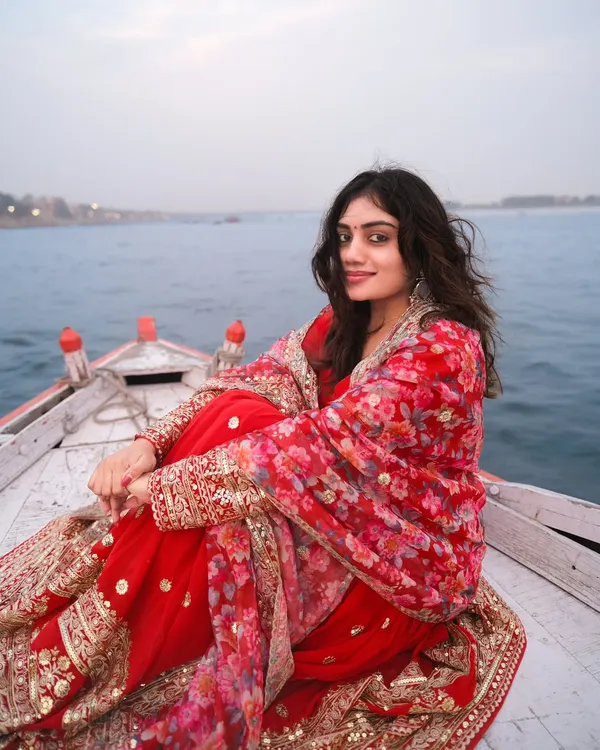 Wrapped in tradition, floating on the Ganga. This portrait captures the timeless beauty and serene vibe of a classic Banaras boat shoot.
