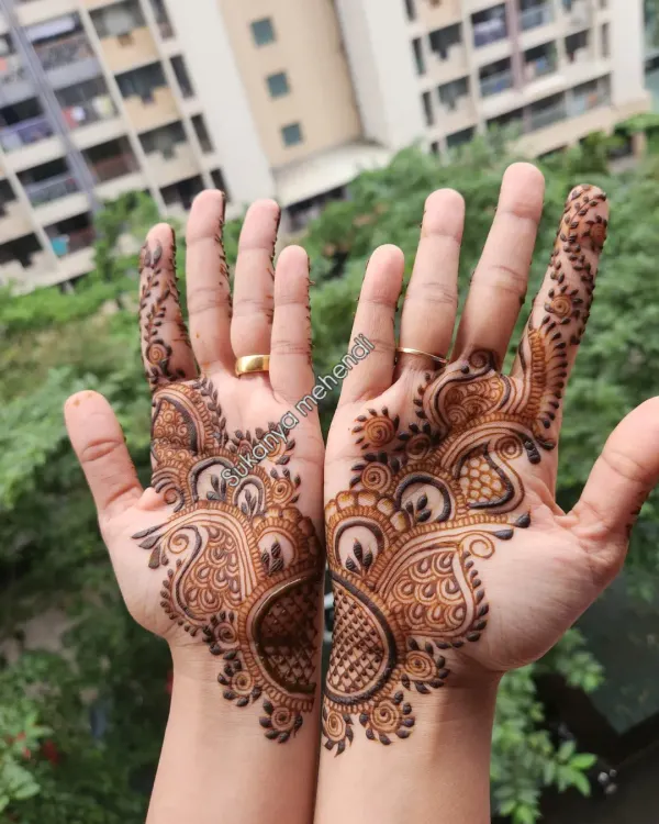 A classic Arabic design featuring bold peacock-inspired motifs that flow diagonally across the palms for a modern and elegant look.
