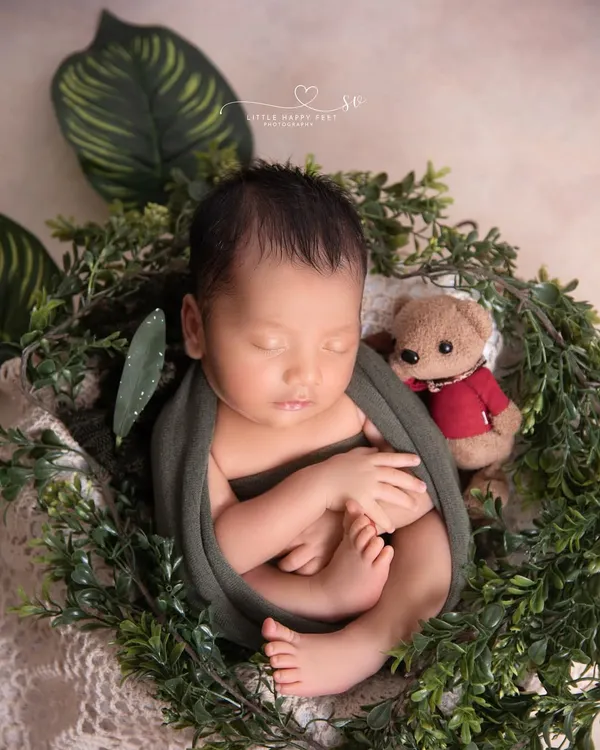 Wrapped in olive green and nestled in a wreath of eucalyptus. This simple, nature-inspired setup uses earthy tones to create a calm and organic feel.