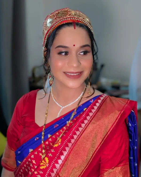 My Marathi bride Sayali in a stunning Kashmiri avatar. We created a fresh, dewy makeup look to complement the traditional Tarang headgear.