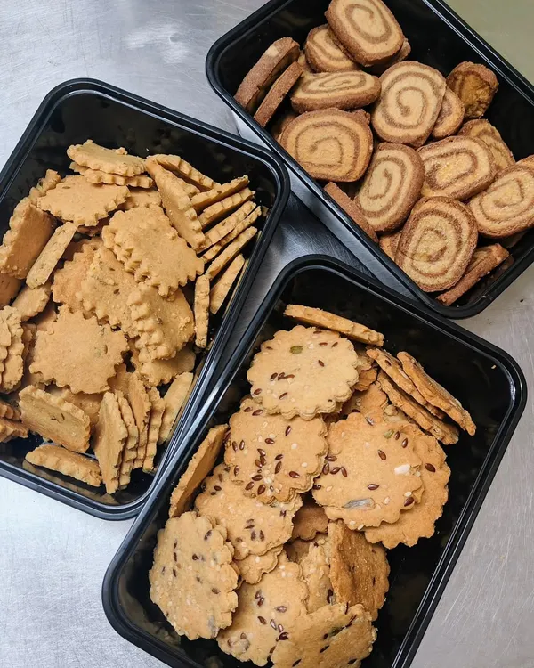 Here’s a look at my crowd-favourite healthy cookies, all made with whole wheat and jaggery. You can see my savoury Jeera Cookies, the beautiful Marble Cookies, and the fibre-packed Multiseed Cookies, all ready to be packed fresh for you.