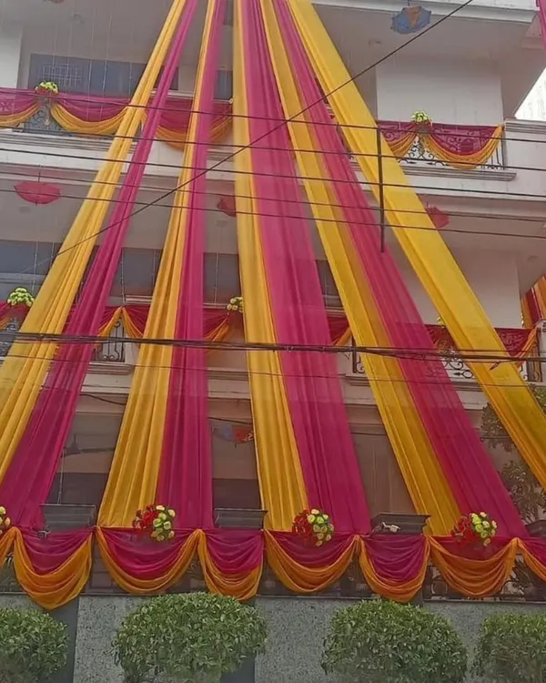 A full house decoration with bright pink and yellow drapes. I can cover the entire facade of the building to give it a completely festive and celebratory look for the wedding week.