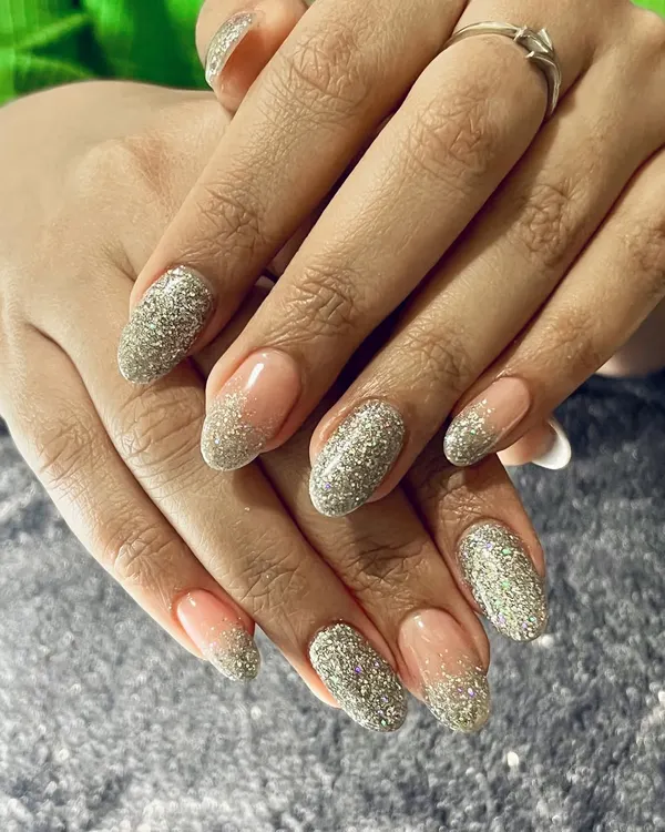 Can we just take a moment for these nails? This full-coverage silver glitter on an ombre base is pure glamour. It's a design that gives all the vibes and is perfect for when you want to shine.