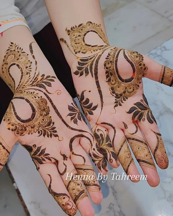 For those who love a modern and clean aesthetic, I create elegant Arabic-inspired henna designs like this one. The flowing vines and paisley motifs are perfect for a chic, minimalist statement.