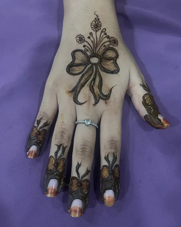 A cute and chic bow design on the back of the hand, with matching bows on the fingertips.