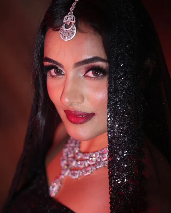 A dramatic close-up of this stunning American Diamond (AD) necklace set. The multi-layered design and sparkling stones are perfect for an evening reception look or a glamorous photoshoot.