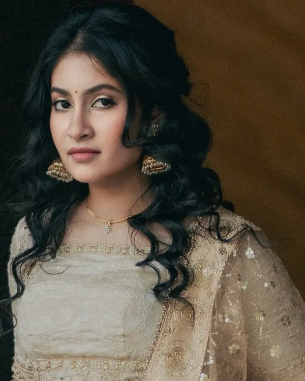 For my bride Kavya's engagement, she wanted a soft and glowy look with statement eyes. I created this radiant, Alia Bhatt-inspired look to bring her vision to life.