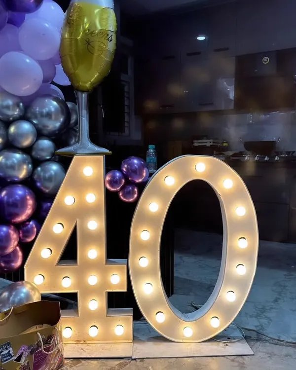 Light-up marquee numbers party mein alag hi look dete hain. Yeh '40' number 40th birthday celebration ke liye hai.