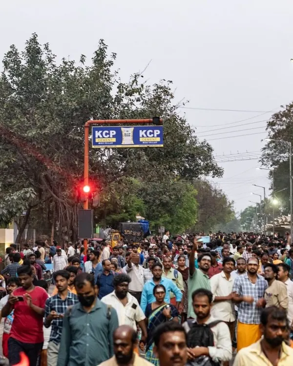 The Girivalam pilgrimage around Arunachala mountain during Purnima is an incredible sight. We walked as a shala group amidst a sea of devotees, each person driven by their own faith. The collective energy of thousands walking together creates a powerful atmosphere of spiritual unity.