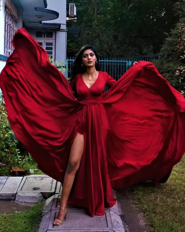 This is what we mean by making a statement. Our liquid silk flying gown in a fiery red creates unforgettable photos. It's perfect for pre-wedding shoots or any time you want to feel like a star, without the celebrity price tag.