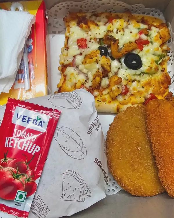 A look inside one of my non-vegetarian birthday snack boxes. This one contains a chicken burger, tandoori chicken pizza, and chicken cutlets.