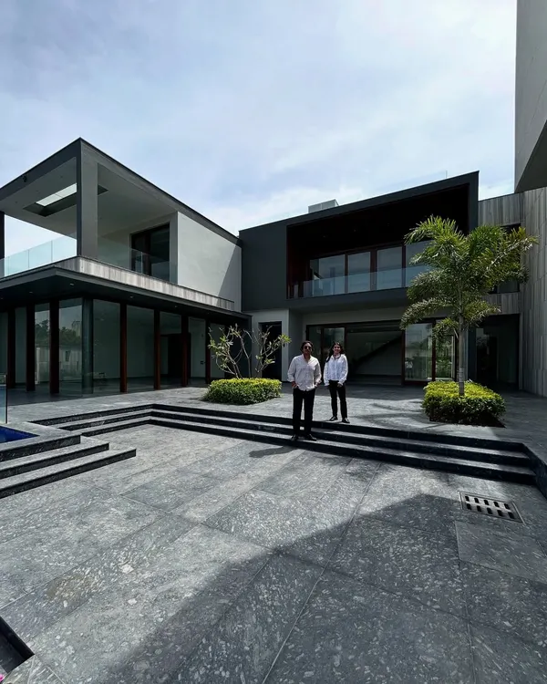 This is the Rosewood Farmhouse, a residence where architecture and landscape become one. I designed the central courtyard as the heart of the home, a space that organizes the flow while connecting the interiors to the pool and expansive gardens. The result is a modern farmhouse that feels both grand in scale and intimately connected to its natural setting.