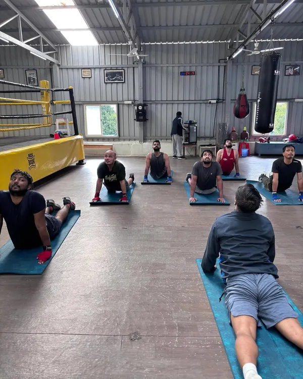 After a hard session, we cool down together. The cobra stretch is important for releasing tension in the lower back and abdominals. Recovery is as important as the training itself.