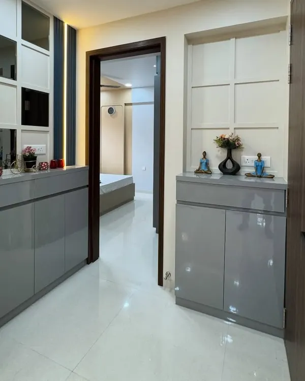 A sleek and functional entryway unit in high-gloss grey. This design provides closed storage for shoes and other essentials, keeping the entrance tidy. The top surface is perfect for placing keys and decorative items.