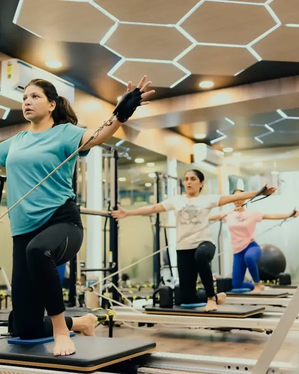 In our group classes, everyone moves with intention. This kneeling arm work with resistance bands on the Reformer helps tone the shoulders and back while engaging the core for stability.