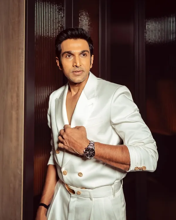 We believe a suit should be an extension of your personality. Here, the talented Pratik Gandhi embodies modern sophistication in a bespoke white silk double-breasted suit we tailored for him, showcasing a masterclass in contemporary suiting. 👑