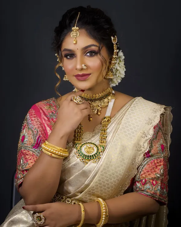 The epitome of South Indian bridal elegance. This look features a stunning combination of a choker and a long haram with a unique pendant, all part of my temple jewellery rental collection.