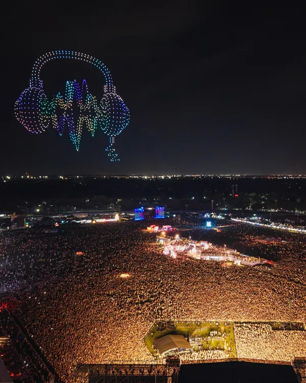 This is what it looks like when I fill the sky with art for over 300,000 fans at a major music festival. I create massive, dynamic visuals like these animated headphones that become a core part of the event's atmosphere.