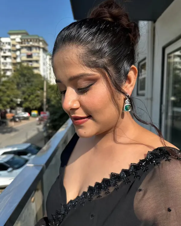 This soft glam look is all about that 'lit-from-within' glow. We kept the eyes soft with brown tones and focused on dewy, fresh skin.