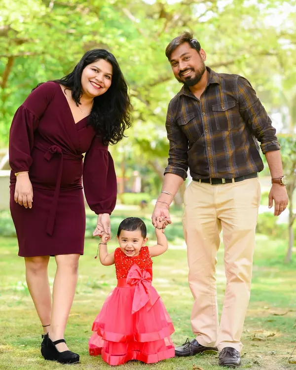 A beautiful family portrait taken during an outdoor birthday shoot in a sunlit park. I love capturing these happy moments as families like this one celebrate their little one's milestones.