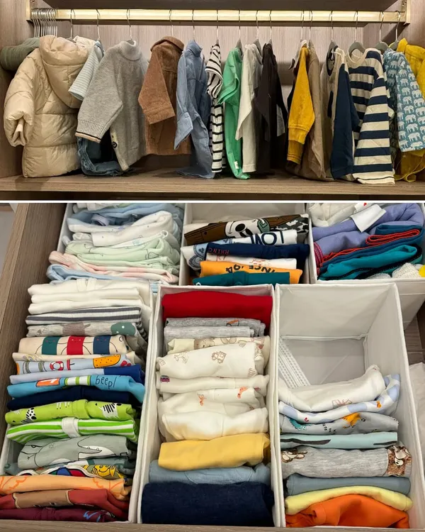 A complete view of a child's organized wardrobe. We hang jackets and shirts above, while drawers below are filled with vertically folded clothes, categorized for easy access.