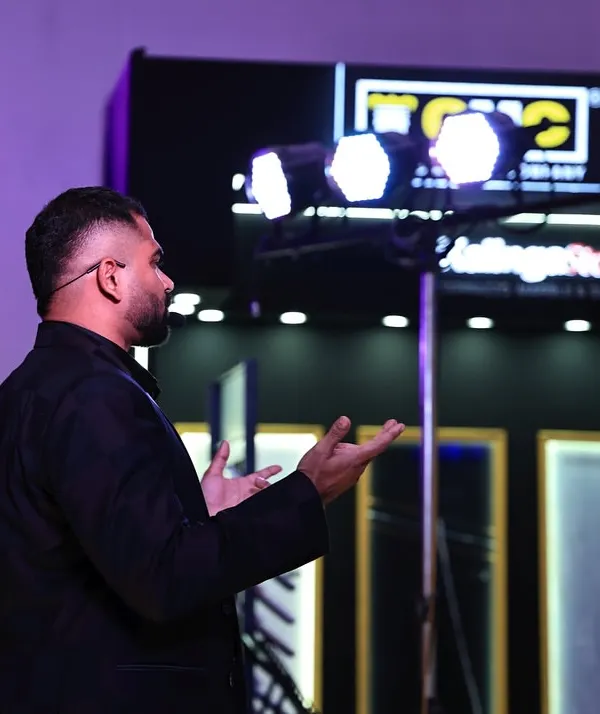 Addressing the audience at a corporate expo. I often start my shows by connecting with the crowd, setting the stage for an evening of interactive mentalism and illusion.