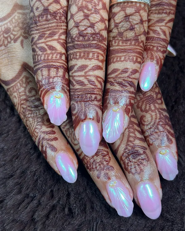 A beautiful iridescent pink chrome finish, perfect for the modern bride. This set catches the light beautifully and looks stunning against intricate henna designs.