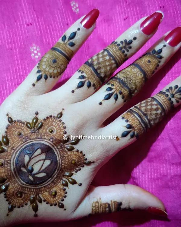 A perfect example of minimalist art, this design features a beautiful lotus mandala on the back of the hand with detailed, band-like patterns on the fingers.