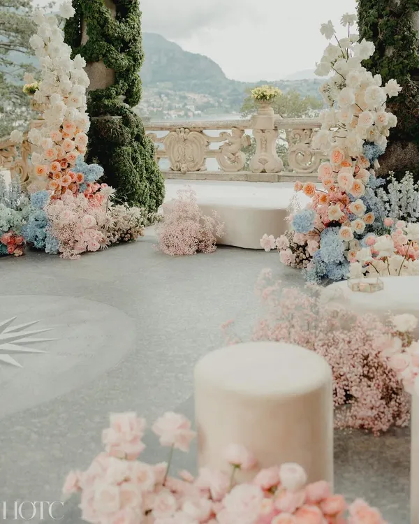 For this wedding at Villa del Balbianello in Lake Como, we let the stunning venue speak for itself. We tucked in pockets of dainty pastel and tangerine flowers between the furniture to add a visual treat without overpowering the natural beauty.