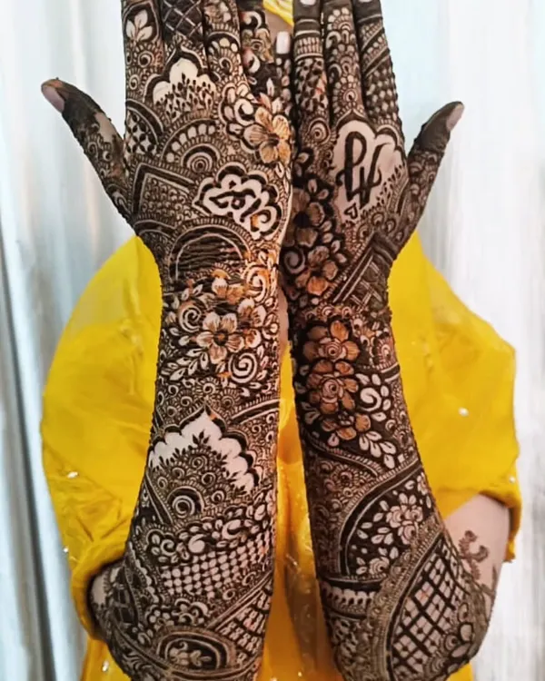 A full view of bride Aqsa's stunning bridal henna. I love how the intricate patterns come together, complete with her and her partner's initials hidden in the design.
