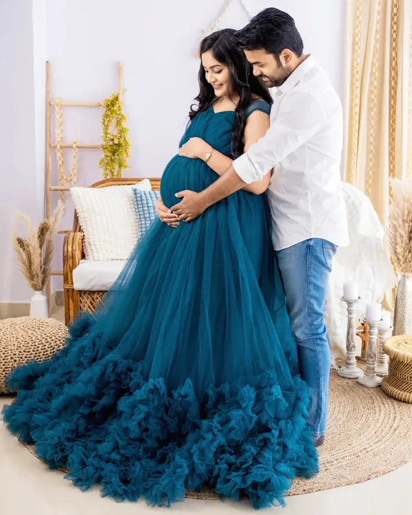 We believe every pregnancy is a beautiful story waiting to be told. In this moment, we focused on the quiet connection between the parents-to-be, using the flowing teal gown from our studio collection to add a touch of fairytale magic to their portrait.