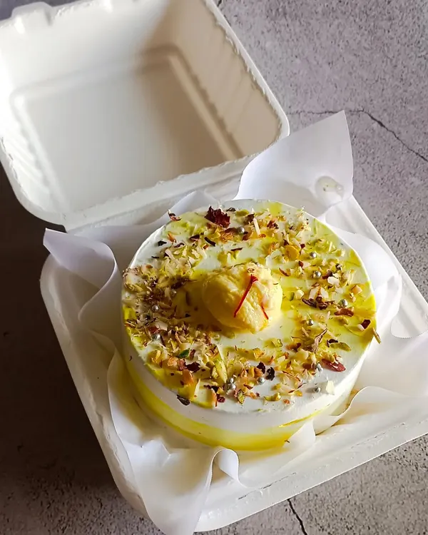 My Rasmalai bento cake, ready to be packed up. Topped with pistachios, almonds, and a hint of saffron, it’s a little box of Indian fusion dessert heaven.