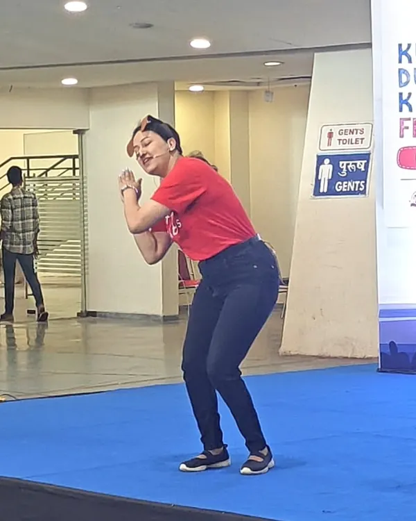A teacher fully immersed in character during our performance at the Kukdukoo Fest. Using expressive body language, she captivates the young audience, demonstrating how we use drama to tell engaging stories.