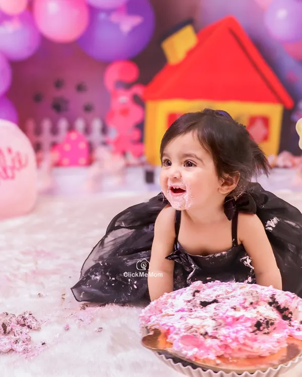 That look of pure delight after the first taste of birthday cake. These are the candid, frosting-covered moments that make cake smash photography so special.
