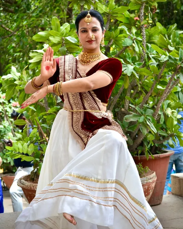 A classical dance pose that showcases grace and control. I incorporate elements from various dance forms to create unique and beautiful wedding choreography.