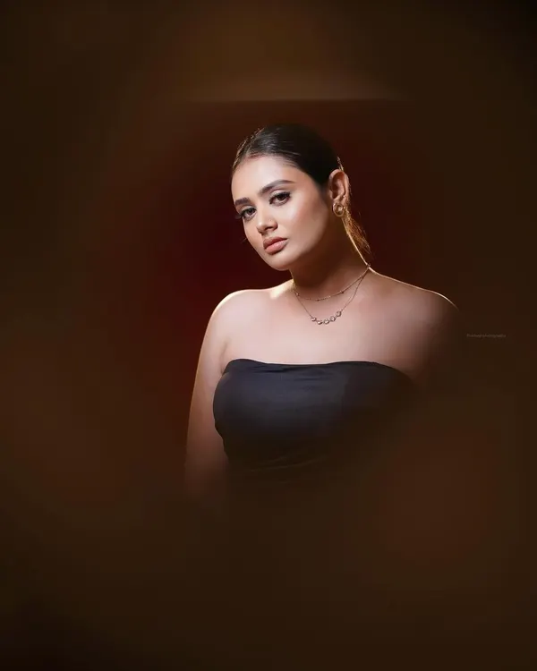 A minimalist and refined portrait. I used a foreground blur and soft lighting to create a sense of depth and focus entirely on the model's serene expression.
