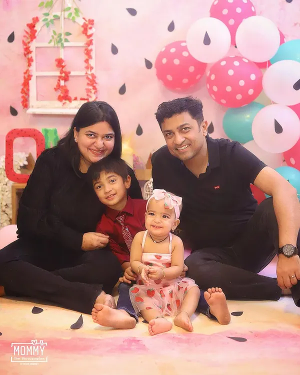 You are One in a Melon! 🍉 A perfect family photo from a first birthday cake smash session. The whole family is barefoot and happy, celebrating their little girl's big day.