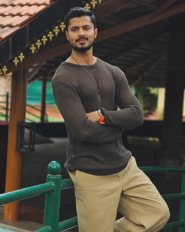 A relaxed moment outdoors in a simple, comfortable outfit. My casual style is about being effortless and confident.