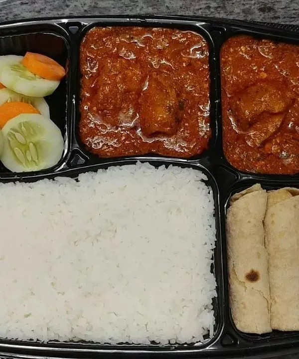 This non-vegetarian meal combo includes long-grain rice, two chicken curries, soft rotis, and a side salad for a fulfilling meal. It’s a popular choice for a satisfying lunch or dinner.