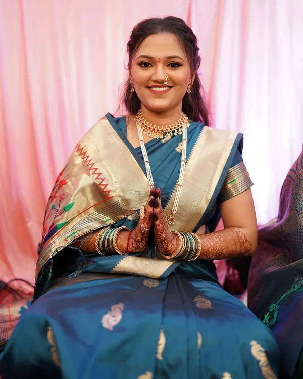 A simple and elegant look for a Sakharpuda ceremony. The focus is on clean skin, a soft hairstyle, and traditional jewellery, creating a look that is both modern and timeless.