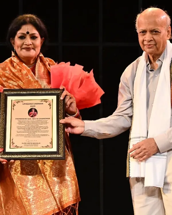 Receiving the UPASANA SAMMAN from senior Odissi dancer Geeta Mahalik, alongside retired Supreme Court Judge Shri Arijit Pasayat. It is an honor to be recognized by my peers.