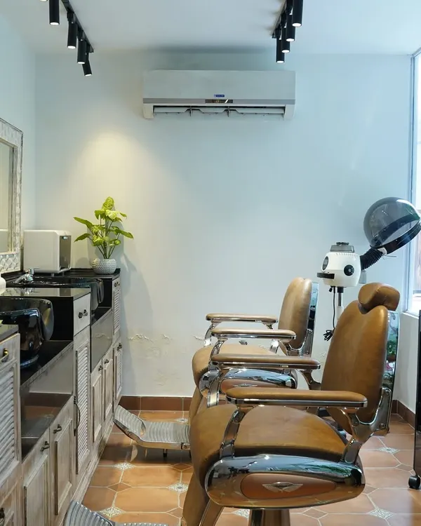 I believe privacy is essential for true relaxation. This is a view of my dedicated men's grooming area at the Chanakyapuri branch, featuring classic barber chairs and a quiet, comfortable atmosphere for you to disconnect.