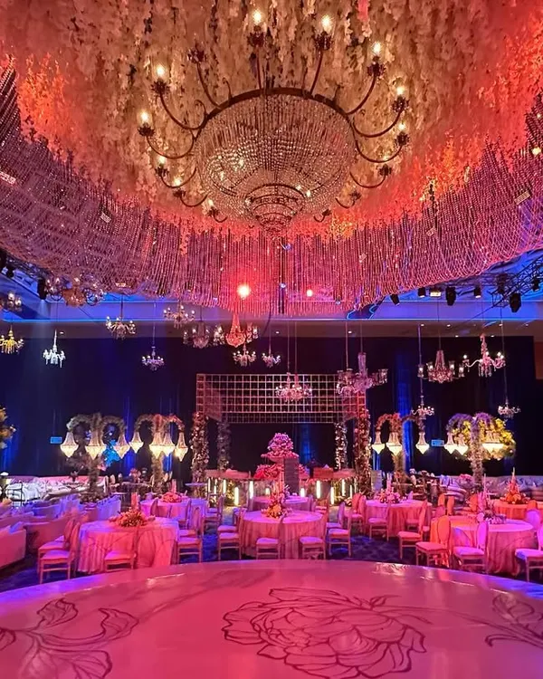 We transform grand ballrooms into ethereal wonderlands. This symphony of cascading crystals, a magnificent central chandelier, and ambient lighting creates a truly opulent setting for a night of unforgettable celebrations. ✨