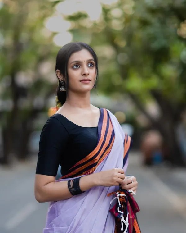 The quiet elegance of an Ilkal saree. This professional shot captures the beautiful drape of the lavender cotton body against the rich, woven 'Tope Tenni' pallu.